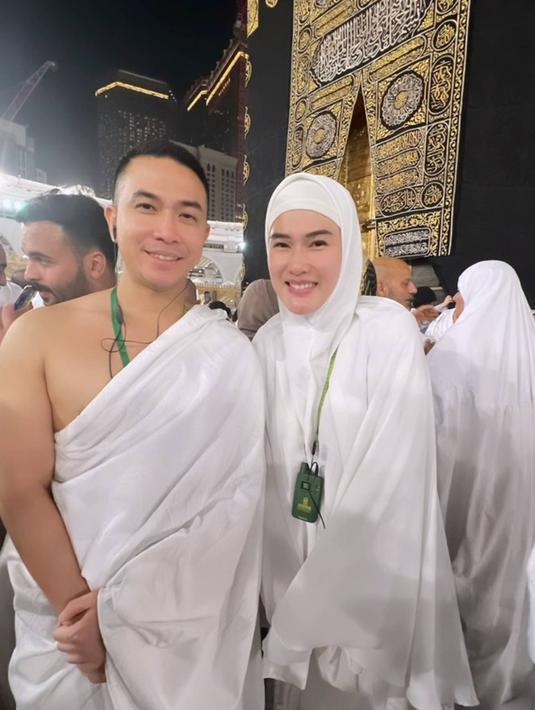 Menjadi seorang mualaf memang tidak mudah, berlajar agama dari awal memang banyak sekali lika-likunya. Tidak sedikit penggemar yang turut merasakan keadaan Stevi saat dikritik karena melepas hijab. Namun tidak sedikit yang mendoakannya agar ia selalu sabar dan bisa menjadi pribadi semakin baik. (Liputan6.com/IG/@steviagnecya)