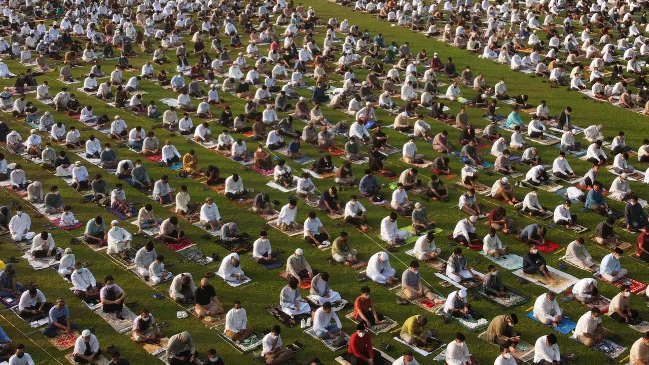 Ribuan Umat Muslim Sholat Idul Fitri 1442 H di Lapangan Masjid Al Azhar