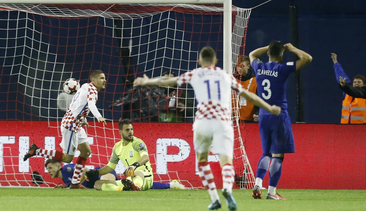 Gelandang Kroasia, Andrej Kramaric, melakukan selebrasi usai mencetak gol ke gawang Yunani pada laga leg pertama playoff Piala Dunia 2018 di Stadion Maksimir, Kamis (9/11/2017). Kroasia menang 4-1 atas Yunani. (AP/Darko Bandic)