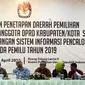 Ketua KPU Arief Budiman (tengah) memberikan keterangan saat rapat Penyampaian Penetapan Daerah Pemilihan dan Alokasi Kursi Anggota DPRD Kab/Kota Pemilu 2019 di Kantor KPU Pusat, Jakarta, Rabu (18/4). (Liputan6.com/JohanTallo)