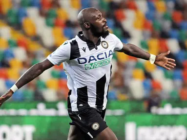 Gelandang Udinese, Seko Fofana berselebrasi usai mencetak gol ke gawang Juventus pada pertandingan lanjutan Liga Serie A Italia di Stadion Dacia Arena di Udine (23/7/2020). Udinese menang 2-1 atas Juventus. (Andrea Bessanutti/LaPresse via AP)