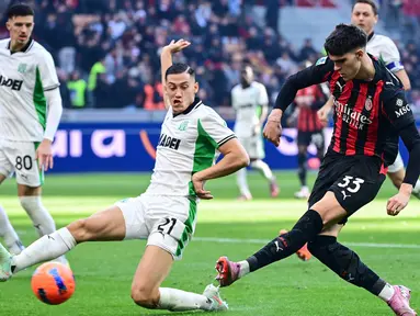 Bek Sassuolo, Jay Idzes, berusaha menghentikan tendangan pemain AC Milan, Davide Bartesaghi, pada pekan ke-15 Serie A di San Siro, Minggu (14/12/2025) malam WIB. (AFP/Piero Cruciatti)