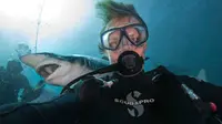 Aaron Gekoski, 34, ingin menunjukkan sedikitnya bahaya yang ditimbulkan hiu terhadap manusia.