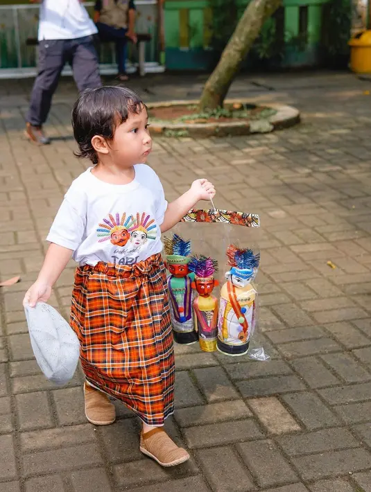 Berdasarkan keterangan video dan foto yang dibagikan, pesta dengan mengusung tema ondel-ondel ini sesuai dengan keinginan putranya yang berulang tahun. Bahkan, secara khusus meminta untuk dirayakan di tempat wisata yang kenal dengan budaya Betawi yaitu Setu Babakan. [Instagram/andienaisyah]