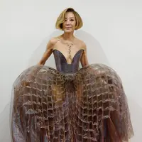 Michelle Yeoh saat Premier Wicked: For Good Singapura tampil dengan gaun coklat mewah. [@michelleyeoh_official]