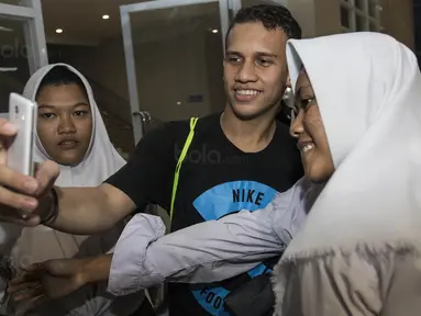 Gelandang Timnas Indonesia U-19, Egy Maulana Vikri, selfie bersama fans usai latihan di Stadion Wibawa Mukti, Bekasi, Senin (16/10//2017). Kehadiran fans dengan senang hati disambut pemain Timnas U-19. (Bola.com/Vitalis Yogi Trisna)