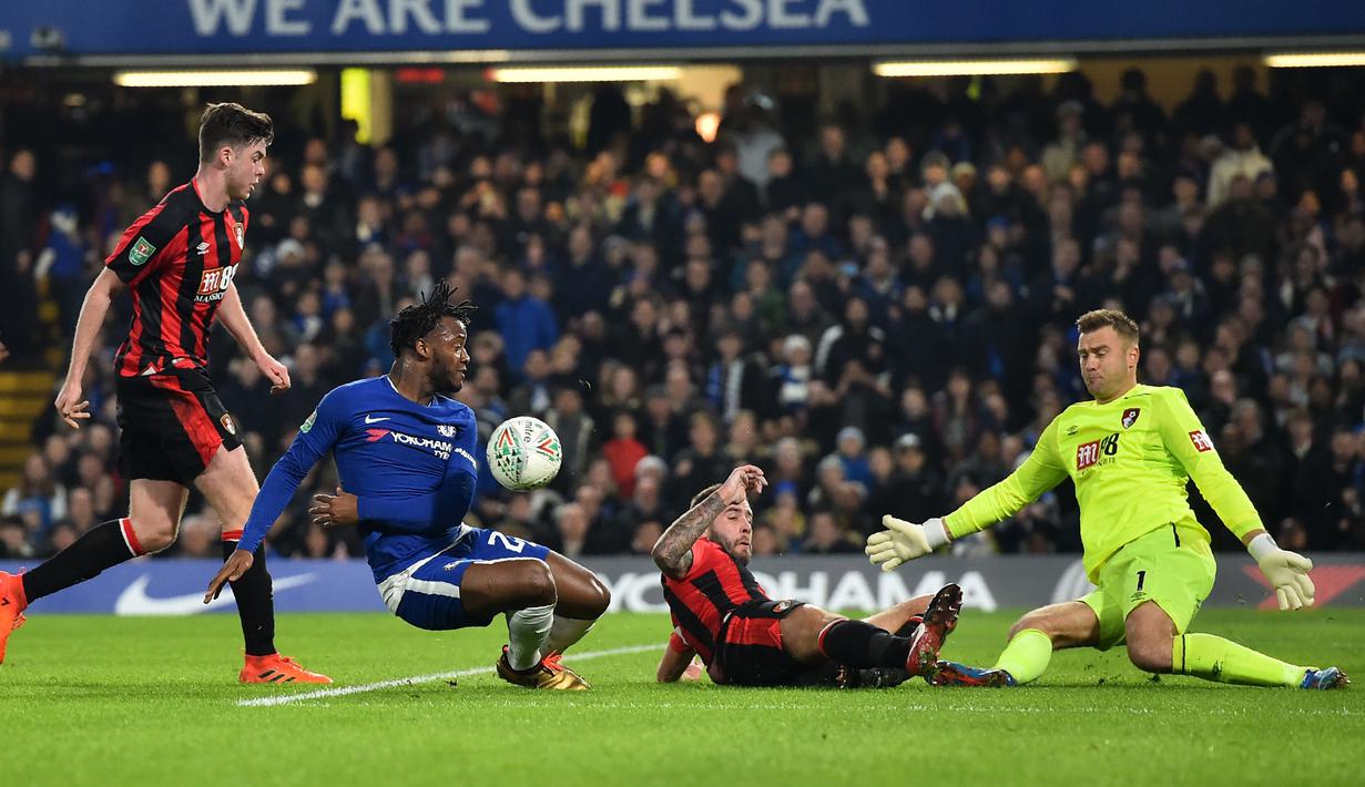 Aksi pemain Chelsea, Michy Batshuayi (2kiri) melepaskan tembakan ke gawang Bournemouth pada laga perempatfinal Piala Liga Inggris di Stamford Bridge stadium, London, (20/12/2017). Chelsea menang 2-1. (AFP/Glyn Kirk)