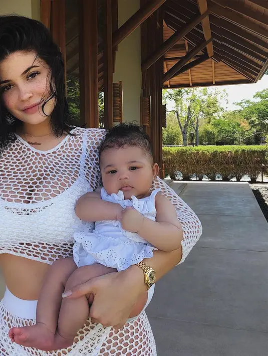 Stormi dan Kylie Jenner pun sudah liburan bareng loh! Liat nih foto-foto menggemaskannya! (instagram/kyliejenner)