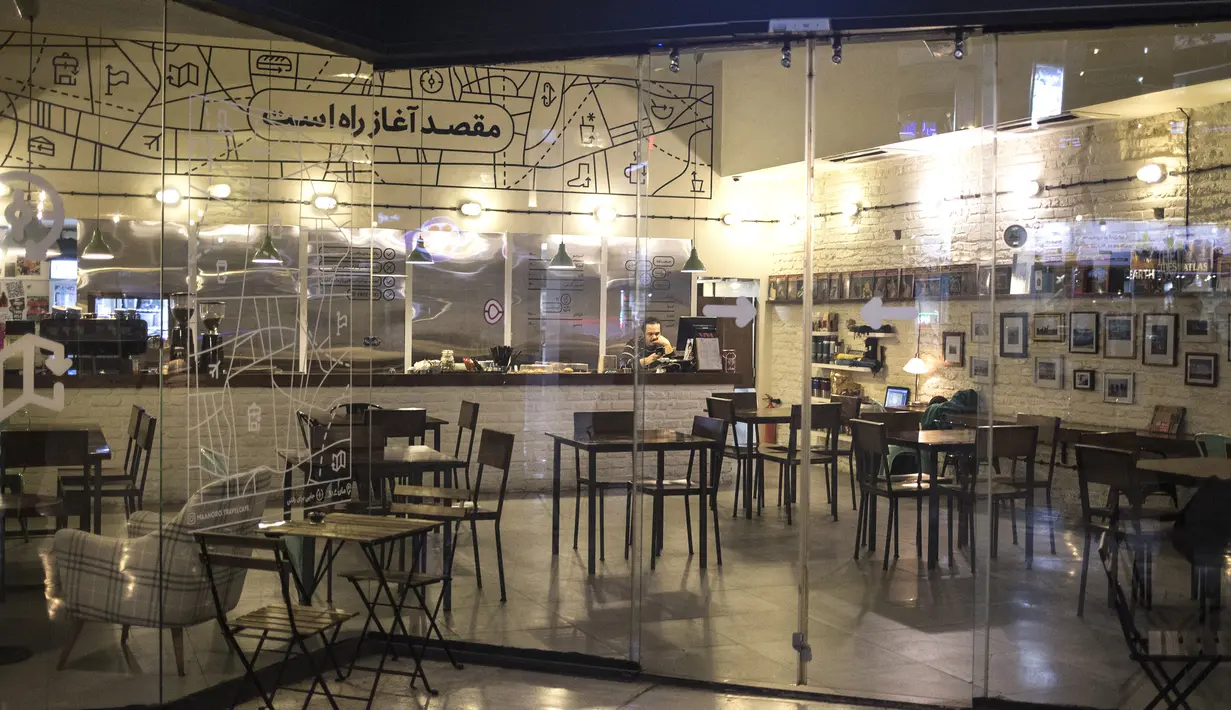 Sebuah restoran terlihat kosong di tengah merebaknya wabah coronavirus baru di Teheran, Iran (26/2/2020). Kementerian Kesehatan dan Pendidikan Kedokteran Iran pada (26/2) mengumumkan 139 orang telah terinfeksi coronavirus baru dan 19 di antaranya meninggal dalam sepekan terakhir. (Xinhua/Ahmad Halab
