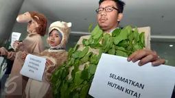 Aktivis Koalisi Anti Mafia Hutan yang merupakan gabungan dari sejumlah LSM melakukan aksi teatrikal 'Pengaduan Penghuni Hutan' di depan Gedung Komisi Yudisial (KY), Jakarta, Jumat (8/1). (Liputan6/JohanTallo)