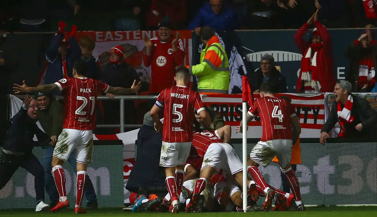 Pemain Bristol City merayakan gol Korey Smith ke gawang Manchester United pada perempat final Piala Liga Inggris di Ashton Gate, Kamis (21/12). Klub kasta kedua Bristol City sukses menyingkirkan Manchester United 2-1. (Geoff CADDICK / AFP)