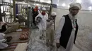 <p>Umat Muslim tiba untuk melakukan ibadah itikaf di sebuah masjid, di Lahore, Pakistan, Jumat (22/4/2022). Itikaf adalah adalah tinggal atau menetap di dalam masjid dengan niat beribadah untuk mendekatkan diri kepada Allah pada sepuluh hari terakhir Ramadhan. (AP Photo/K.M. Chaudary)</p>