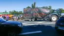 Puluhan traktor berjejer menutupi jalan raya A6 di Limonest, dekat Lyon, Prancis (23/7/2015). Petani Perancis memprotes kembali ketidak seimbangan keuntungan yang diperoleh antara petani dan pengecer. (REUTERS/Robert Pratta)