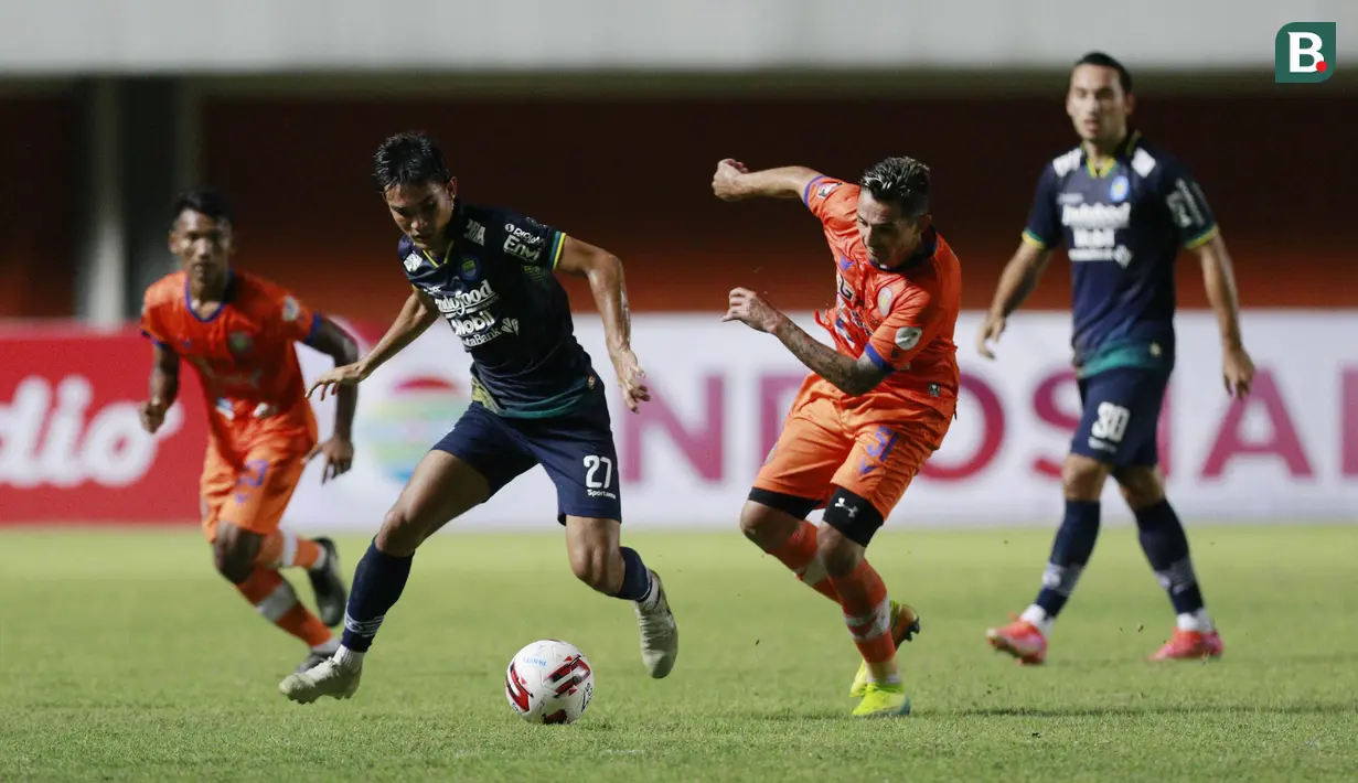 Bek Persib Bandung, Zalnando (kiri) berebut bola dengan striker Persiraja Banda Aceh, Sílvio Escobar dalam laga matchday ke-3 Grup D Piala Menpora 2021 di Stadion Maguwoharjo, Sleman, Jumat (2/4/2021) (Bola.com/M Iqbal Ichsan)