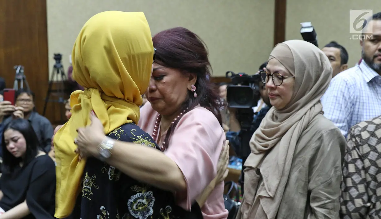 Terdakwa kasus dugaan korupsi investasi perusahaan di blok Basker Manta Gummy (BMG) Australia tahun 2009, Karen Agustiawan (kiri) berpelukan dengan rekannya saat akan menjalani sidang pembacaan putusan di Pengadilan Tipikor, Jakarta, Senin (10/6/2019). (Liputan6.com/Herman Zakharia)