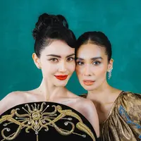 Lihat di sini beda gaya Marsha Timothy dan Davika Hoorne di gala premiere Kang Mak from Pee Mak. (Foto: IG/@armanfebryan).