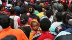 Suporter cilik ikut dalam antrean saat memasuki  areal stadion pada pembukaan Torabika Soccer Championship 2016 di Stadion Mandala, Jayapura, Papua, Jumat (29/4/2016). (Bola.com/Nicklas Hanoatubun)
