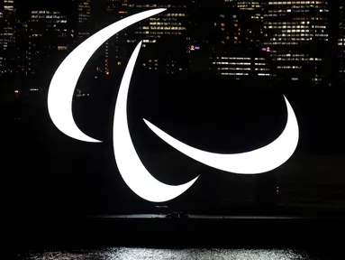 Simbol Paralimpiade terlihat menyala pada malam hari di tepi Pantai Odaiba, Tokyo, Jepang, 23 Agustus 2021. Paralimpiade Tokyo 2020 mulai 24 Agustus 2021 sampai 5 September 2021. (Charly TRIBALLEAU/AFP)