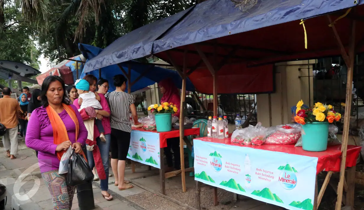 Pedagang bunga untuk ziarah di Tempat Pemakaman Umum (TPU) Karet Bivak, Jakarta, Minggu (14/6/2015). Sejumlah warga memanfaatkan momen jelang Ramadan untuk berziarah ke makam keluarga mereka.(Liputan6.com/Helmi Afandi)