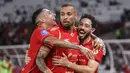 Pemain Persija, Gustavo Almeida dos Santos (tengah) dan Jean Mota Oliveira de Sousa (kanan) merayakan gol kemenangan atas Persis Solo pada pertandingan pekan ke-30 BRI Super League 2025/2026 di Stadion Utama Gelora Bung Karno (SUGBK), Jakarta, Senin 27 April 2026 malam WIB. (Bola.com/Abdul Aziz)