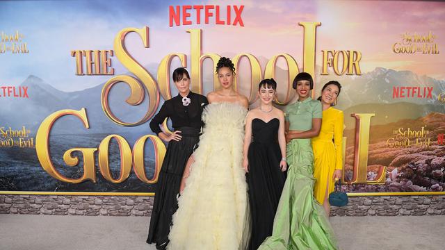 Adu Gaya Para Bintang The School for Good and Evil di Karpet Merah