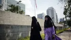 Pejalan kaki melintasi trotoar di depan Kantor Kedutaan Besar Amerika Serikat (Kedubes AS) di Jalan Medan Merdeka Selatan, Jakarta, Minggu (11/6/2023). Trotoar di depan Kedubes AS resmi kembali dibuka setelah selama 10 tahun ditutup akses bagi pejalan kaki meski petugas pengamanan tetap melakukan pemantauan. (Liputan6.com/Faizal Fanani)