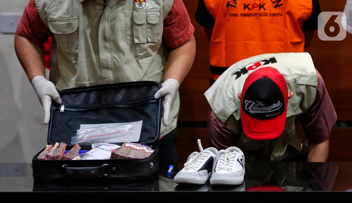 Wali Kota Bandung Yana Mulyana ditangkap petugas KPK bersama sejumlah orang lainnya pada Jumat (14/4/2023). (Liputan6.com/Angga Yuniar)