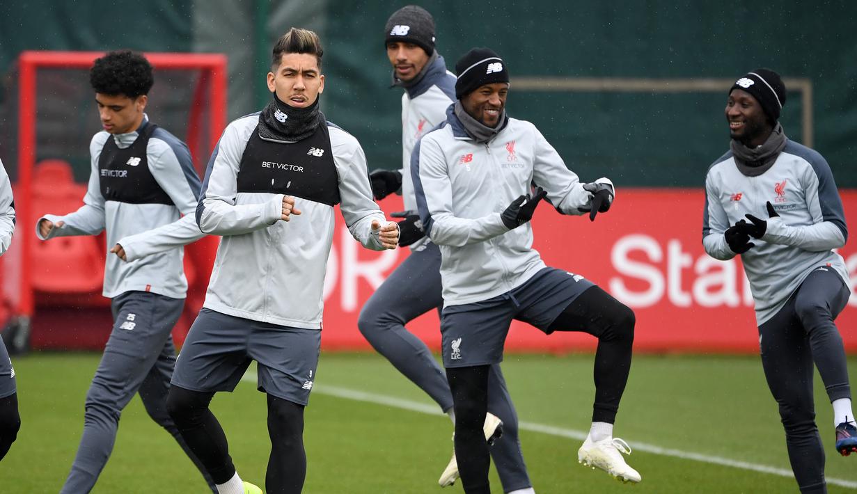 Para pemain Liverpool saat melakukan latihan jelang laga Liga Champions di Liverpool, Selasa (16/4). Liverpool akan berhadapan dengan FC Porto. (AFP/Paul Ellis)