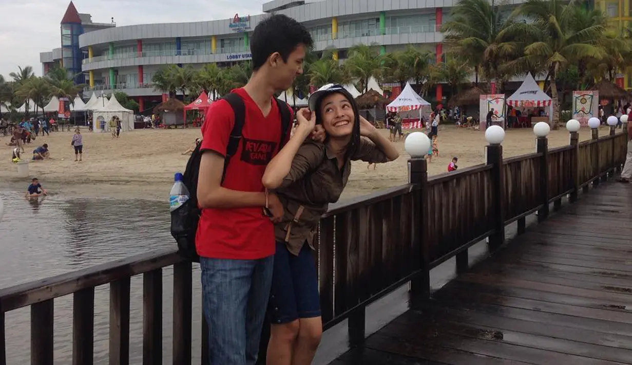 Mawar Eva dan Budi Floris terlihat beberapa kali menghabiskan liburan bersama. Mereka terlihat sangat bahagia saat berlibur bersama di Pantai Ancol. (Liputan6.com/IG/@mawar_eva)