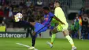 Di babak kedua, Barcelona bermain lebih ofensif dengan memasukkan Ansu Fati dan Philippe Coutinho. Ansu Fati (kiri) memperoleh peluang di menit ke-53. Namun tendangan volinya sambil membelakangi gawang masih melebar di sisi kanan. (AP/Joan Monfort)