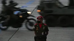 Seorang tentara berjaga selama parade militer menandai Hari Kemerdekaan di Caracas, Venezuela, Senin (5/7/2021). Venezuela menandai 210 tahun deklarasi kemerdekaan mereka dari Spanyol. (AP Photo/Matias Delacroix)