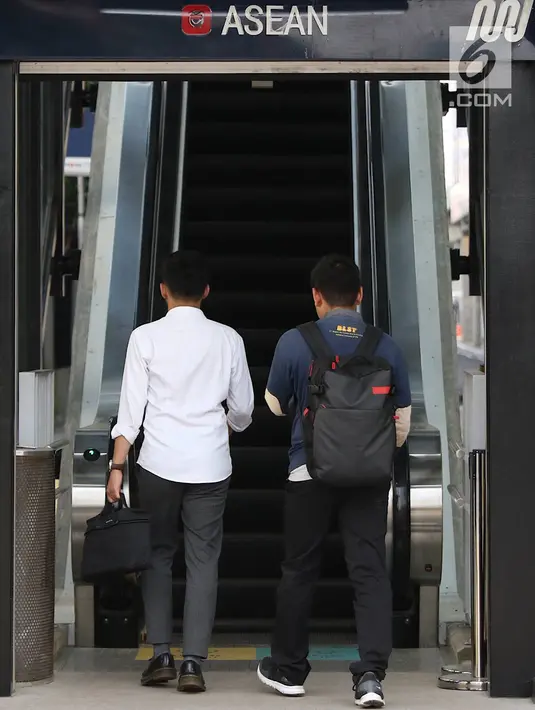 Pejalan kaki menuju Stasiun MRT ASEAN di Jakarta, Kamis (4/4). Pemprov DKI Jakarta menargetkan pembangunan skybridge yang menghubungkan Stasiun MRT ASEAN dengan halte transjakarta CSW di koridor 13 rampung pada Oktober 2019. (Liputan6.com/Immanuel Antonius)