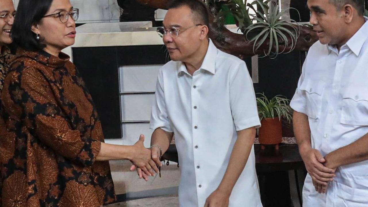 Menteri Keuangan Sri Mulyani (kanan) bersalaman dengan Ketua Tim Gugus Tugas Sinkronisasi Prabowo-Gibran Sufmi Dasco Ahmad (kiri) di Kantor Kementerian Keuangan, Jakarta, Jumat (31/5/2024).&nbsp;Tim sinkronisasi Prabowo-Gibran mengaku telah berkomunikasi 