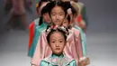 Model anak-anak berjalan di atas catwalk memperagakan karya desainer Amelie Wang pada China Fashion Week di Beijing,  31 Oktober 2017. (AP Photo/Andy Wong)