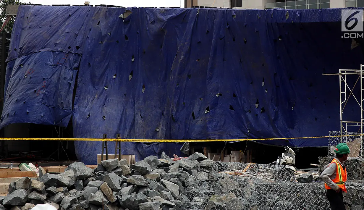Bangunan proyek Apartemen Pakubuwono Spring 3 yang ambruk ditutupi terpal di Jalan Teuku Cut Nyak Arief, Jakarta, Rabu (27/12). Akibat insiden ini, tiga orang tewas. (Liputan6.com/JohanTallo)