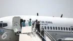 Empat WNI yang sempat disandera kelompok Abu Sayyaf tiba di Lanud Halim Perdanakusuma, Jakarta, Jumat (13/5). Keempat WNI merupakan ABK dari Kapal Tunda TB Henry dan Kapal Tongkang Cristi. (Liputan6.com/Faizal Fanani)
