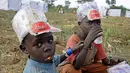 Pengungsi anak-anak baru tiba dari Sudan Selatan di Pos Perbatasan Ngomoromo, Uganda, Senin (10/4). Pertempuran antara pemerintah Sudan Selatan dan pemberontak telah menewaskan sekitar 10 ribu penduduk. (AFP PHOTO / ISAAC KASAMANI)