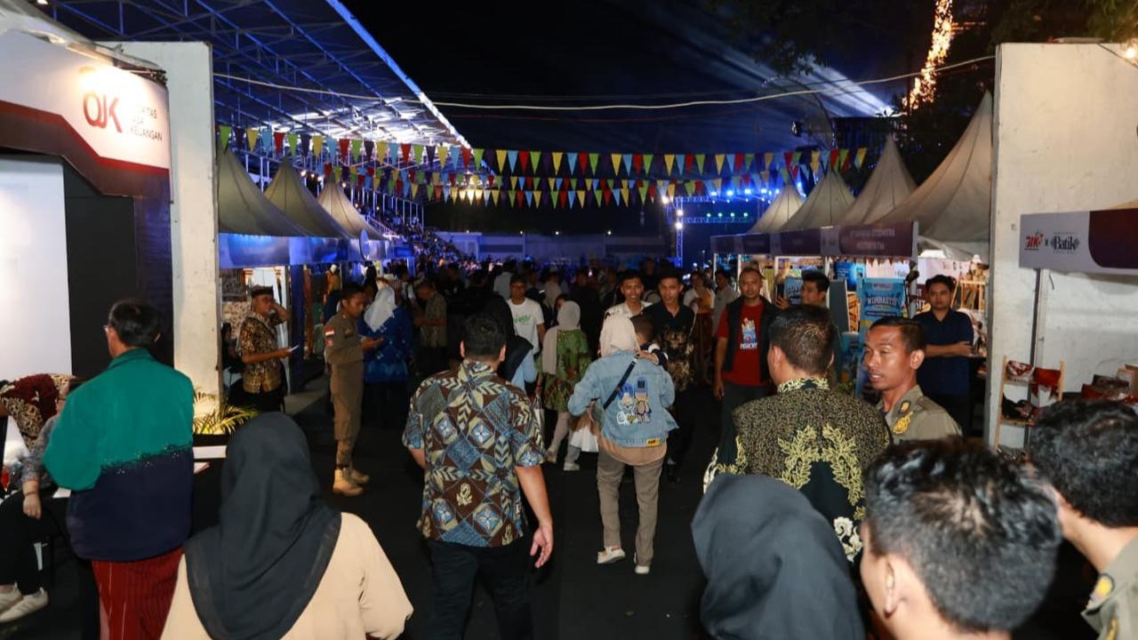 Pemkab Banyuwangi dan OJK Dorong Literasi Keuangan Masyarakat Lewat Batik Festival