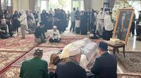Mantan Menteri Agama RI Suryadharma Ali meninggal dunia dan akan dimakamkan di Taman Makam Pahlawan Kalibata, Jakarta Selatan (Jaksel), Kamis (31/7/2025). (Liputan6.com/Muhammad Radityo Priyasmoro)
