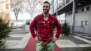 Loic berpose saat berlangsungnya Kejuaraan Dunia Sweater Terjelek di kota Albi, Prancis pada 1 Desember 2018. Berbagai peserta dengan sweater berdesain norak pun berlomba-lomba untuk dianggap sebagai yang paling jelek. (ERIC CABANIS / AFP)