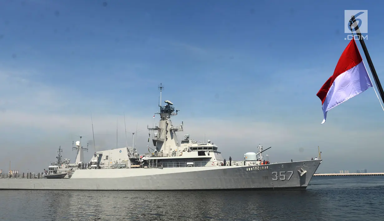 Kapal perang KRI Bung Tomo 357 bersandar di Dermaga Sunda Pondok Dayung, Jakarta, Jumat (13/4). Koarmatim alih bina kapal perang KRI Bung Tomo 357 dan KRI Jhon Lie 358 untuk memperkuat jajaran satuan kapal Eskorta Koarmabar. (Merdeka.com/Imam Buhori)