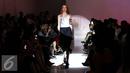 Model berjalan diatas catwalk mengenakan koleksi Desainer Stella Rissa saat peragaan busana IPMI Trend Show 2017 di Senayan City, Jakarta (9/11). Stella Rissa menampilkan kreasinyanya bertema Rock and Rolla. (Liputan6.com/Gempur M. Surya)