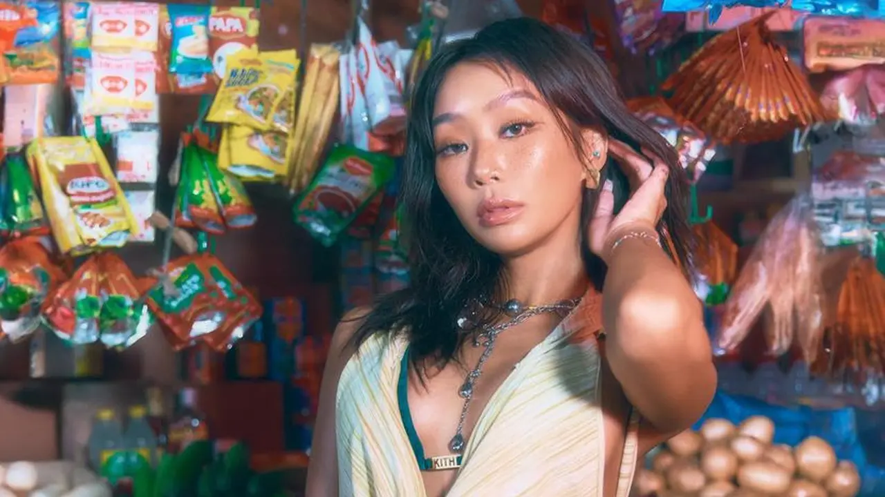 Hyolyn Penyanyi Korea Selatan yang Bergaya di Depan Toko Kelontong