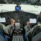 Pilot pesawat Pesawat Boeing 737-200 dengan tail number AI-7304 Mayor Pnb Hendro Sukamdani didampingi Co-Pilot Lettu Pnb Hafiz Avinata dalam ruang cockpit pesawat.