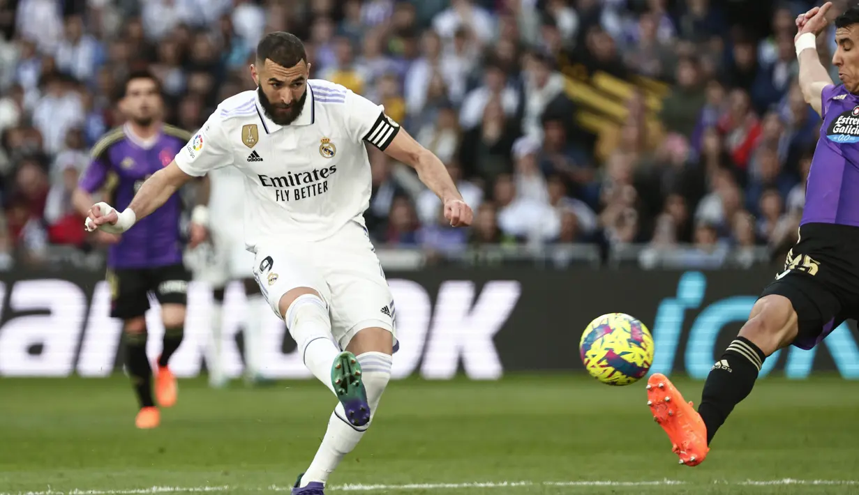 Tak butuh waktu lama, tiga menit berikutnya Karim Benzema kembali membobol gawang Real Valladolid dan merubah skor menjadi 3-0 untuk kemenangan Real Madrid. (AP Photo/Pablo Garcia)