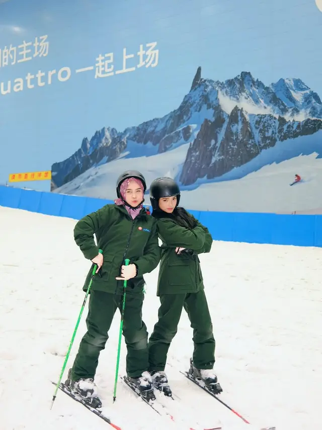6 Potret Kebersamaan Fuji dan Ria Ricis di China, Raih Penghargaan Internasional