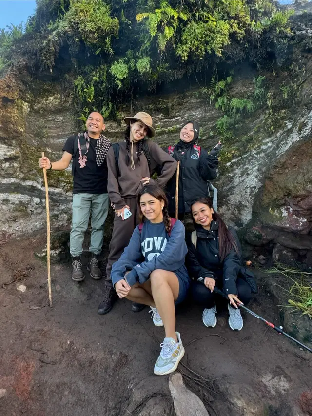 6 Potret Seru Yasmin Napper Mendaki Gunung Batur Bersama Keluarga