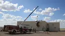 Proses evakuasi pesawat bermesin tunggal yang menabrak gedung di Bandara Regional Ak-Chin, Maricopa, Arizona, Amerika Serikat, Selasa (10/9/2019). Kecelakaan menyebabkan dua orang terluka. (AP Photo/Ross D. Franklin)