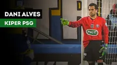 Dani Alves menjadi kiper dadakan untuk Paris Saint-Germain.