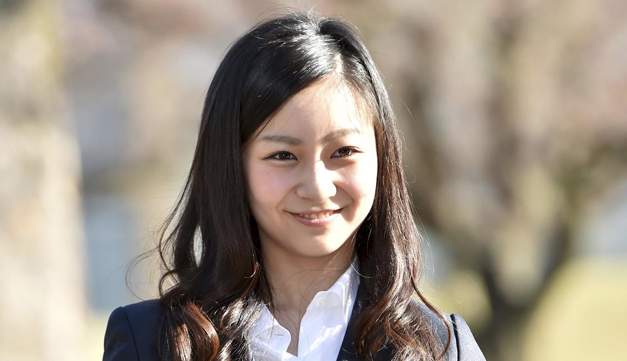 Kawashima Kiko atau sering disapa Putri Kako, saat kuliah di International Christian University (ICU), Tokyo, Jepang, (2/4/2015). Putri Kako adalah anak dari pasangan Pangeran Akishino sekaligus cucu dari Kaisar Akihito Jepang. (REUTERS/Yoshikazu Tsuno)